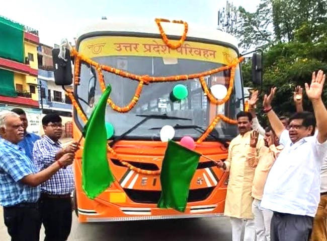 महापौर ने नई बसों काे हरी झंडी दिखाकर किया रवाना