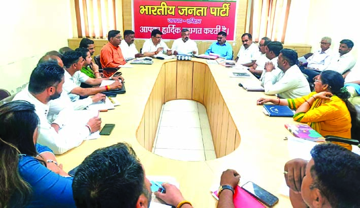 बैठक के दौरान भाजपाई चर्चा करते हुए बैठक के दौरान भाजपाई चर्चा करते हुए