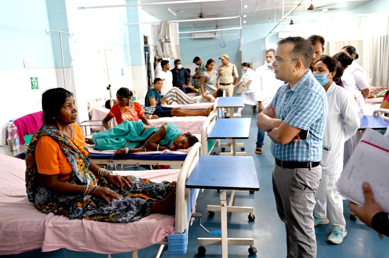 कलेक्टर ने किया जिला चिकित्सालय का औचक निरीक्षण