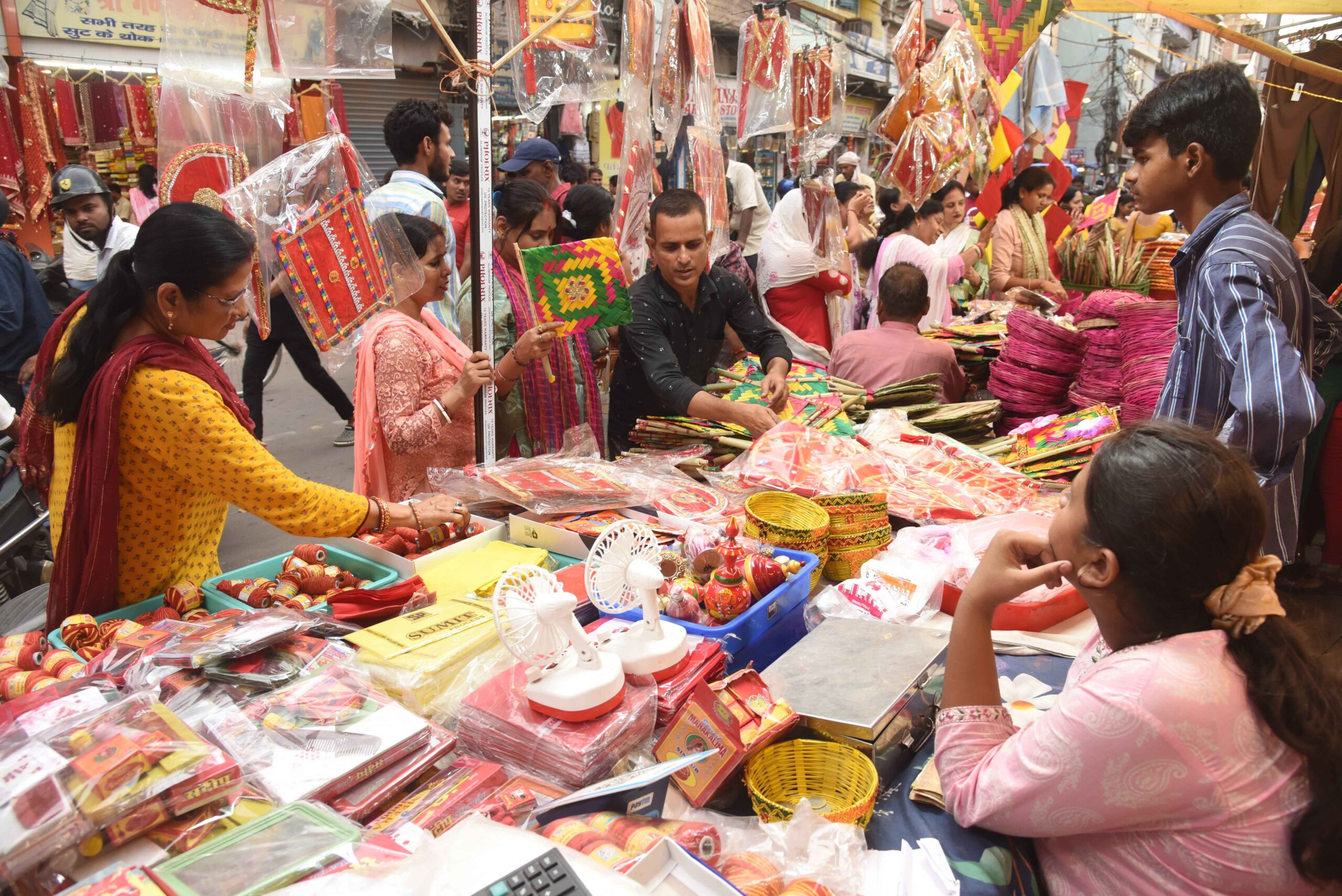 ‘वट सावित्री पूजा’ के पूर्व संध्या पर महिलाएं पूजा सामग्री की खरीदारी करते