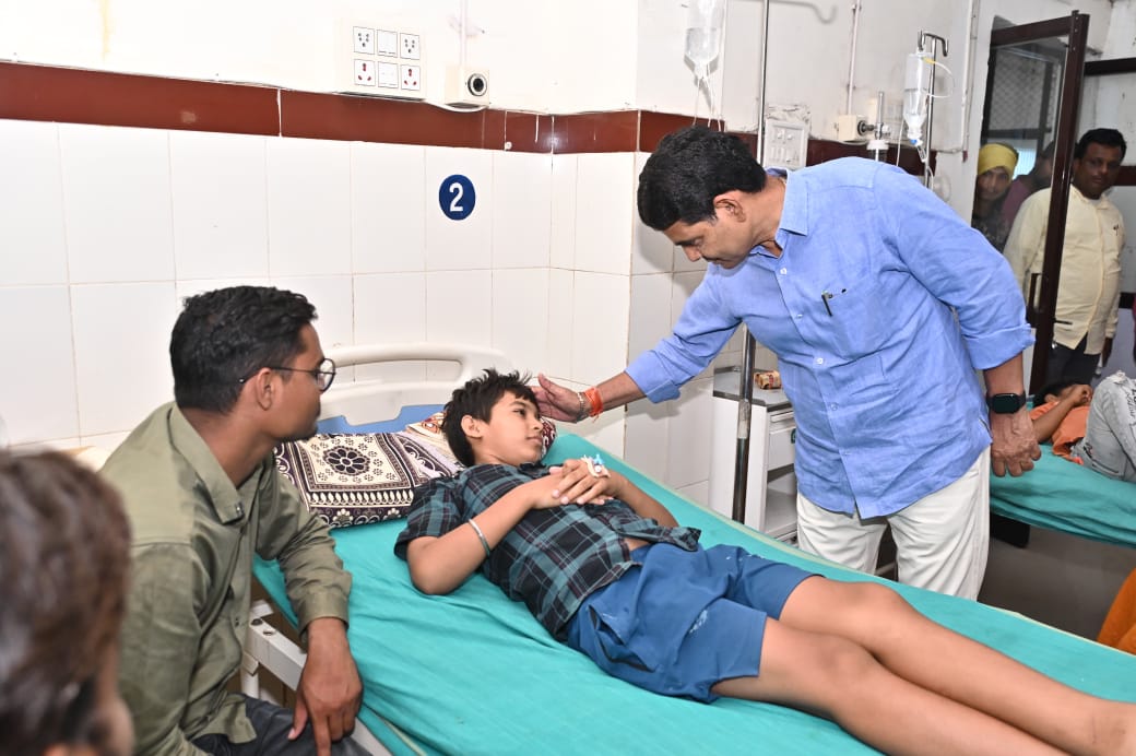 राजस्व मंत्री ने जिला अस्पताल में उपचाररत घायलों क़ा जाना हालचाल, बेहतर इलाज के दिए निर्देश