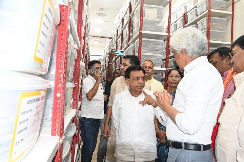 जबलपुरः उप मुख्यमंत्री देवड़ा ने किया राजस्व अभिलेखागार का अवलोकन