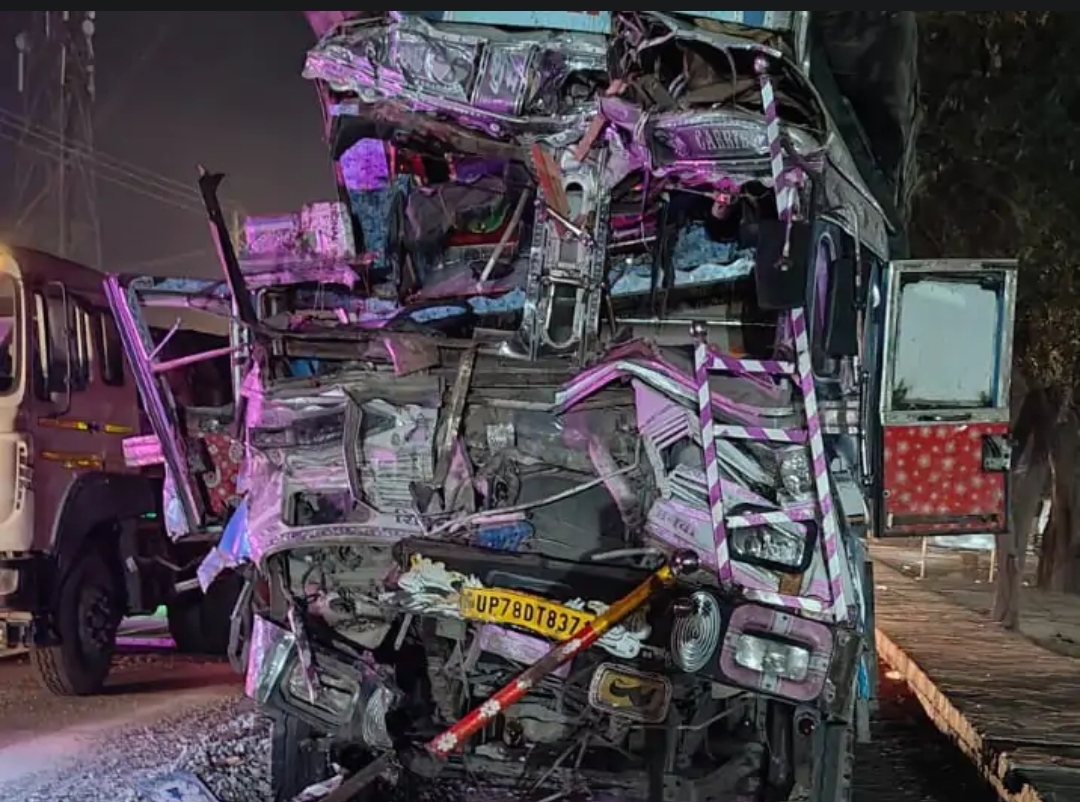 ट्रक और डंपर की जोरदार टक्कर, ट्रक चालक की केबिन में फंसकर मौत