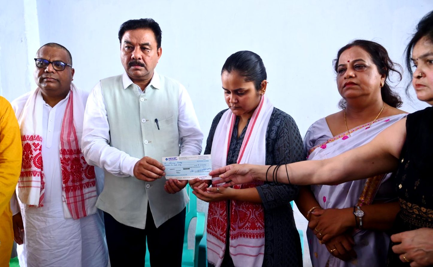शुभम द्विवेदी के परिजनों को असम सरकार की ओर से सौंपा गया पांच लाख का चेक