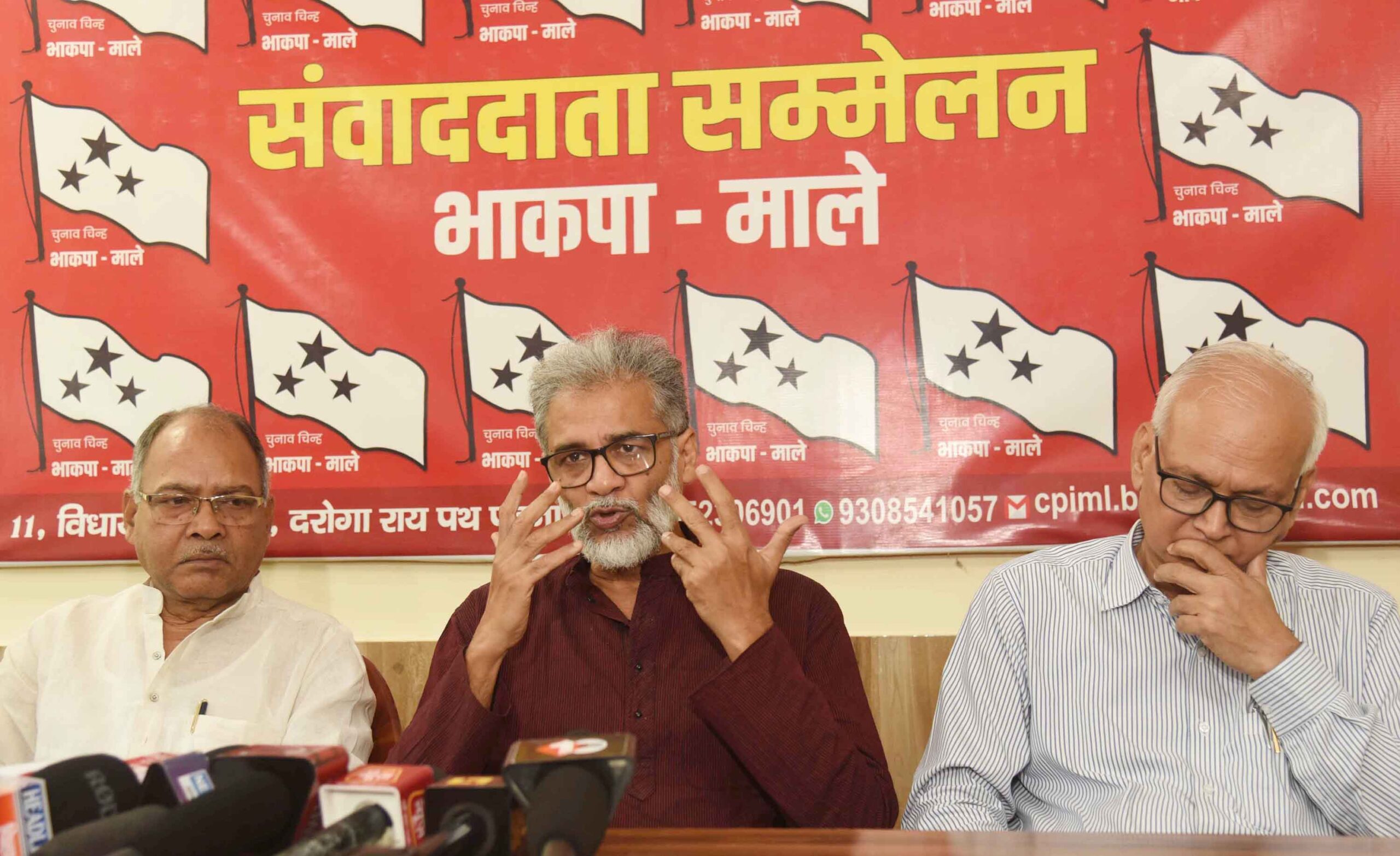 भारतीय कम्युनिस्ट पार्टी- माले के महासचिव दीपांकर भट्टाचार्य संवाददाता सम्मेलन को संबोधित करते