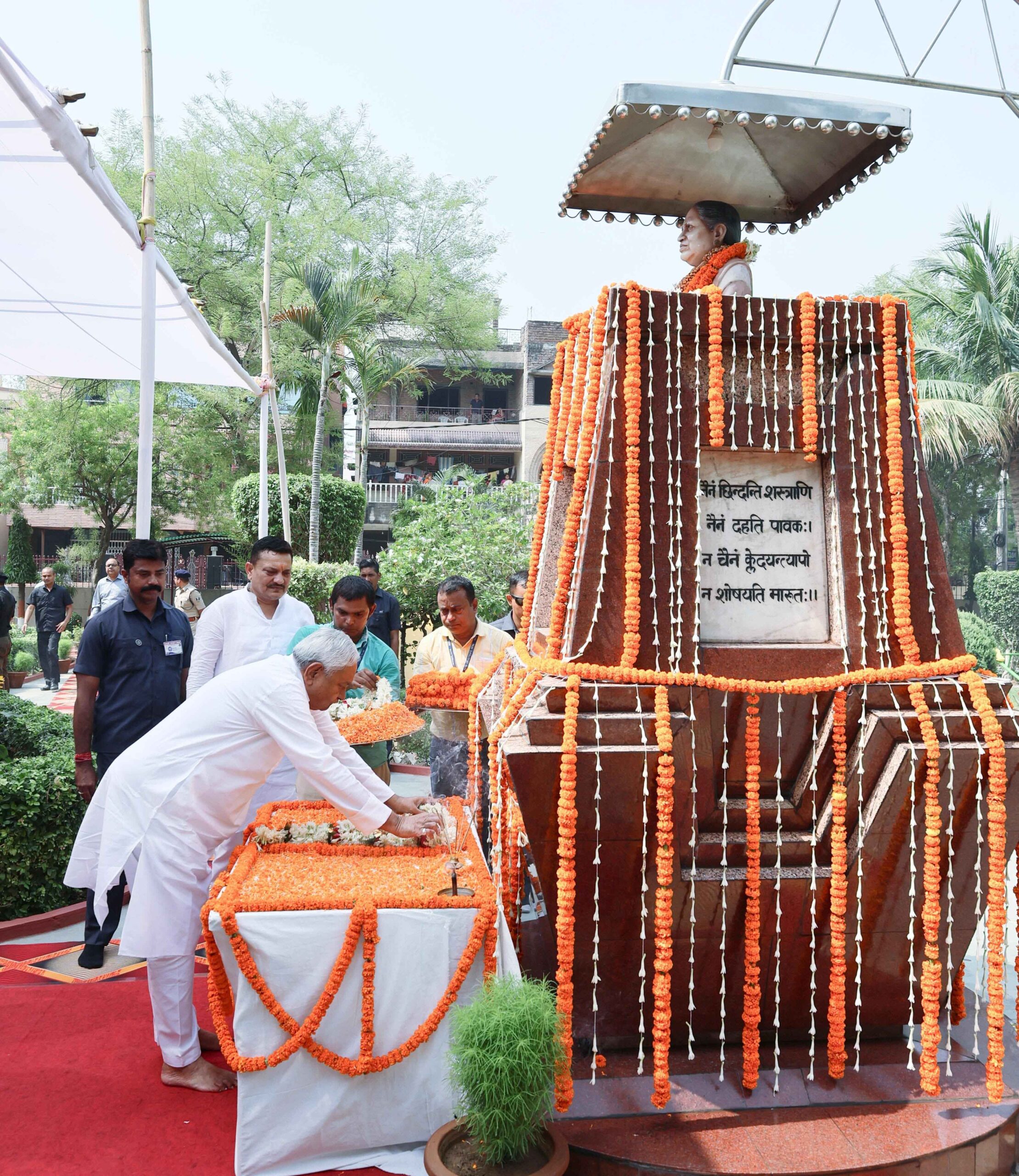 मुख्यमंत्री नीतीश कुमार पत्नी स्वर्गीय मंजू कुमारी सिन्हा को पुण्यतिथि पर श्रद्धांजलि अर्पित करते