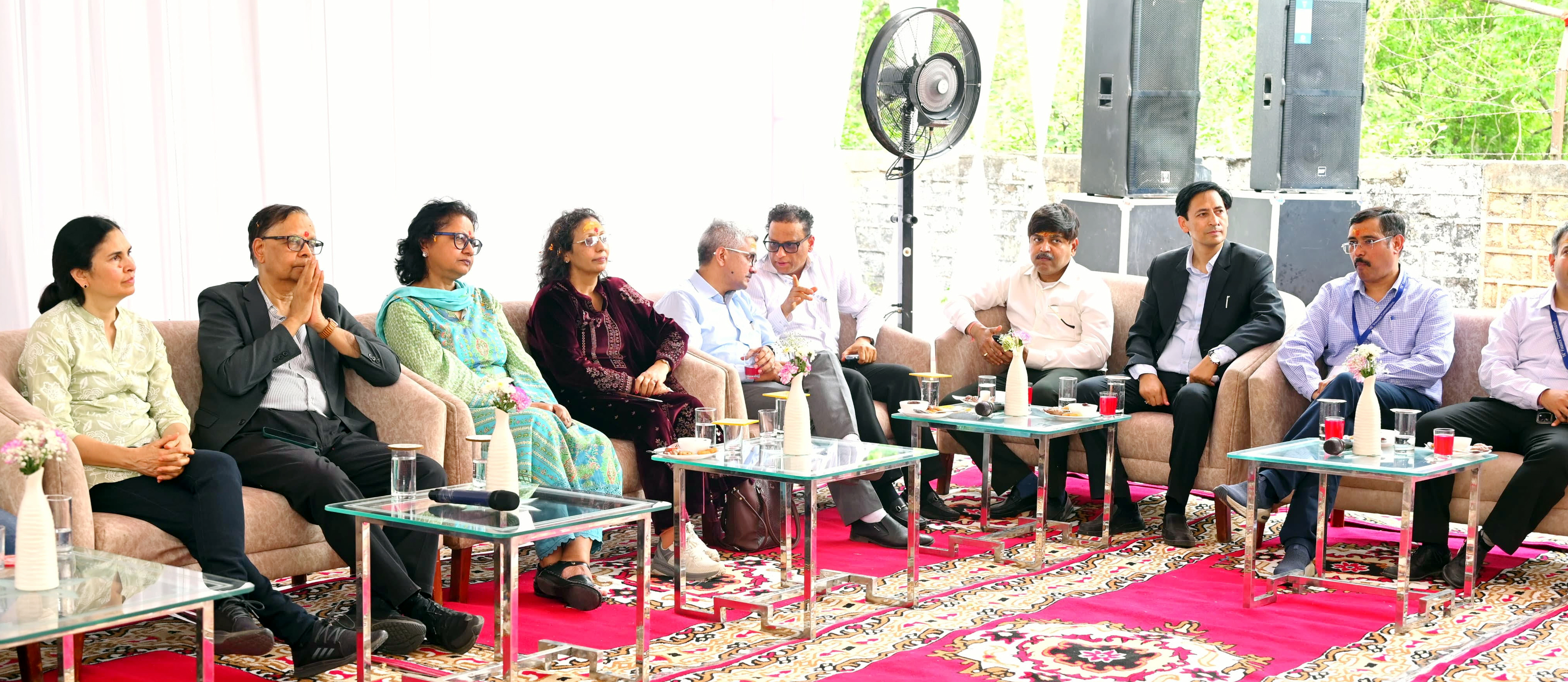 चांफी में अधिकारियों के साथ विचार-विमर्श करते 16वें केंद्रीय वित्त आयोग के अध्यक्ष डॉ. अरविंद पनगढ़िया एवं टीम के सदस्य।