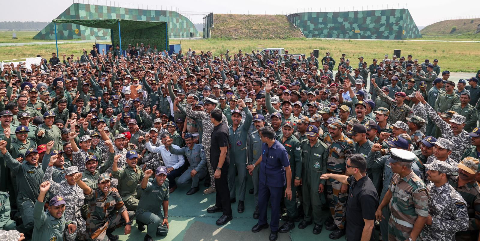 प्रधानमंत्री नरेन्द्र मोदी ने आदमपुर एयरफोर्ट स्टेशन का दौरा किया और जवानों के साथ बातचीत की।