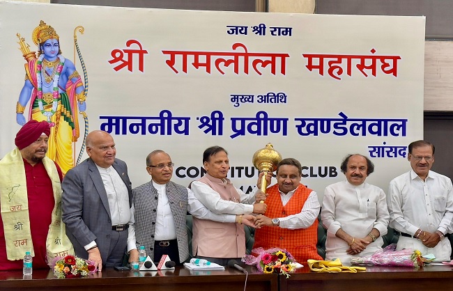 कार्यक्रम को संबोधित करते हुए सांसद प्रवीण खंडेलवाल कार्यक्रम को संबोधित करते हुए सांसद प्रवीण खंडेलवाल