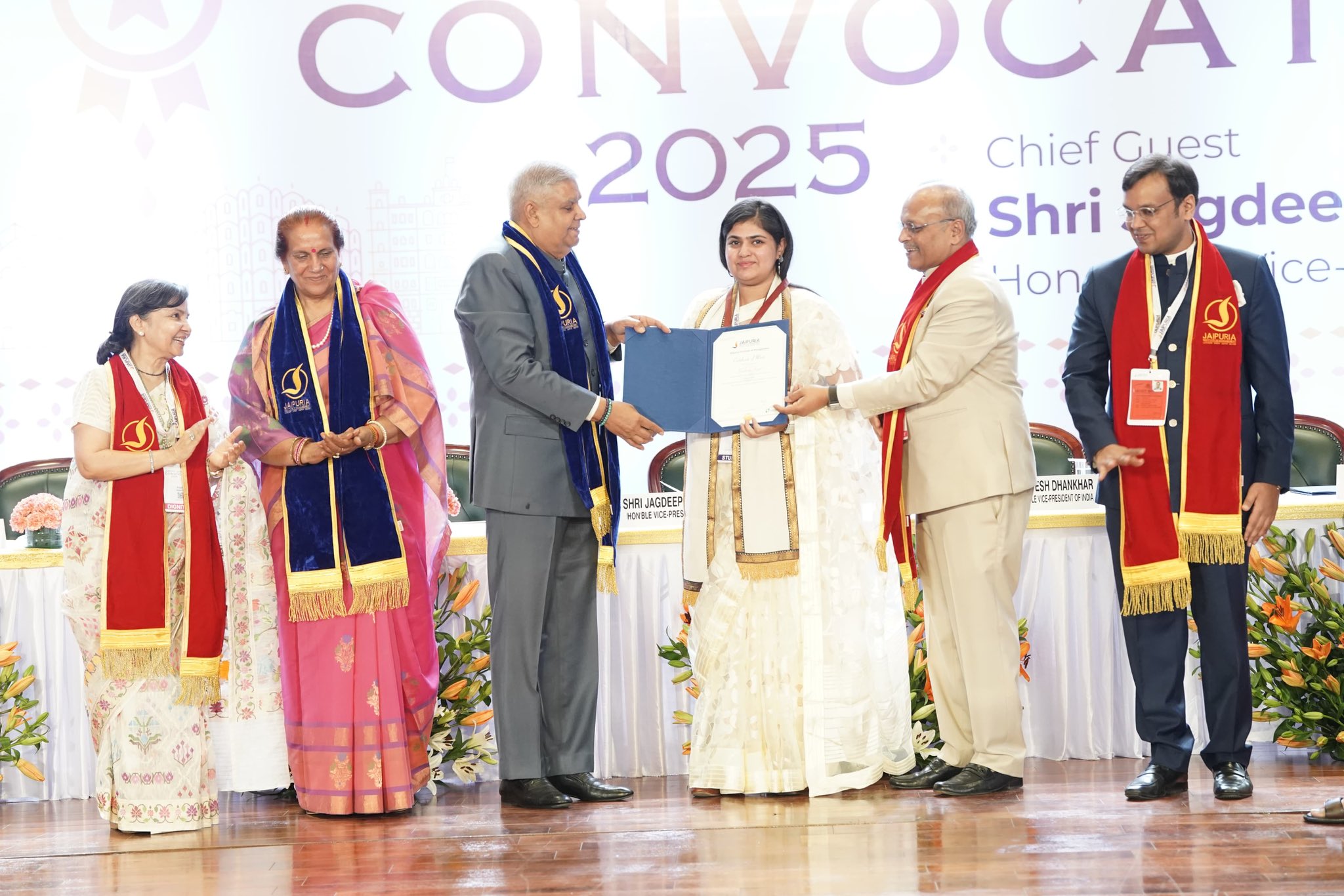 (अपडेट) उपराष्ट्रपति ने विद्यार्थियों से राष्ट्र निर्माण में सक्रिय रूप से भाग लेने का आह्वान किया