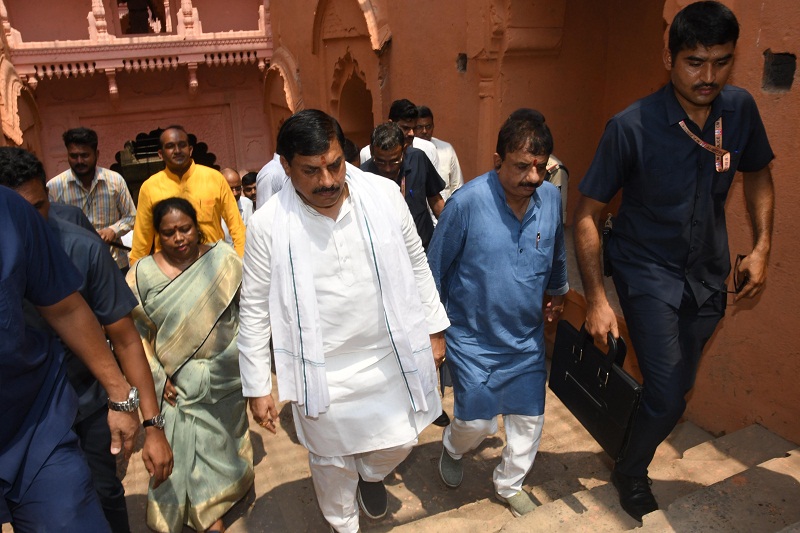 शीतलदास की बगिया पर श्रमदान कार्यक्रम शीतलदास की बगिया पर श्रमदान कार्यक्रम