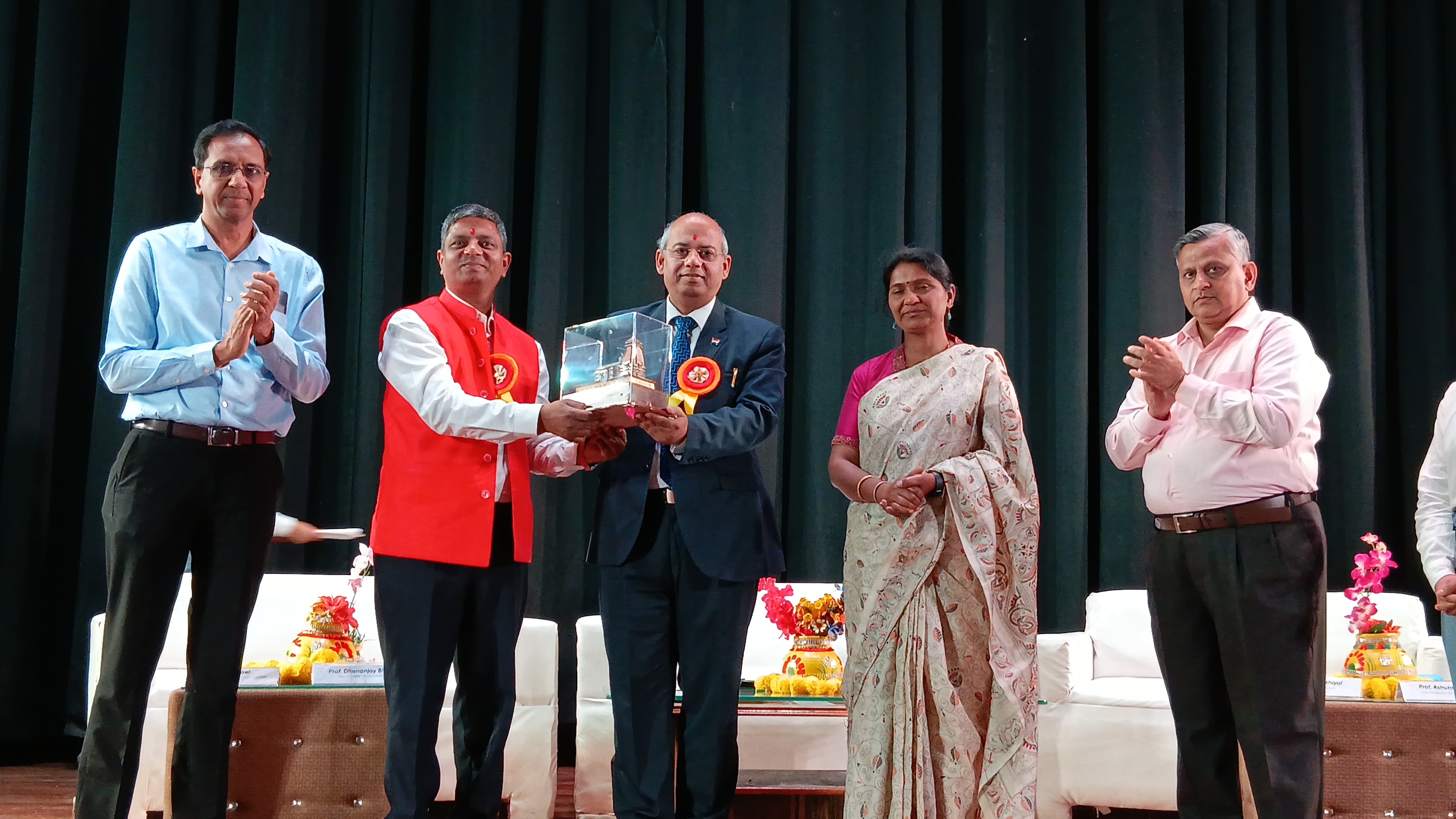 जीबी पंत इंजीनियरिंग कॉलेज घुड़दौडी में मुख्य अतिथि को स्मृति चिन्ह देते परिसर के प्राचार्य व शिक्षक