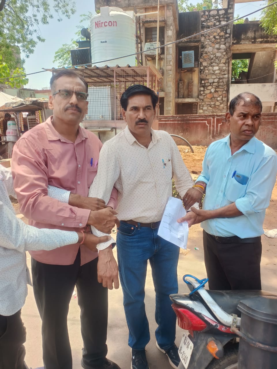 मुख्य ब्लॉक शिक्षा अधिकारी चार हजार रुपए की रिश्वत लेते गिरफ्तार