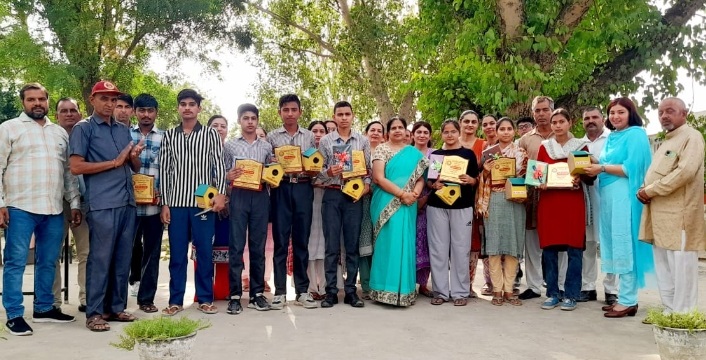 हिसार : किरतान में दसवीं कक्षा में शत-प्रतिशत परिणाम आने पर बच्चों को किया सम्मानित