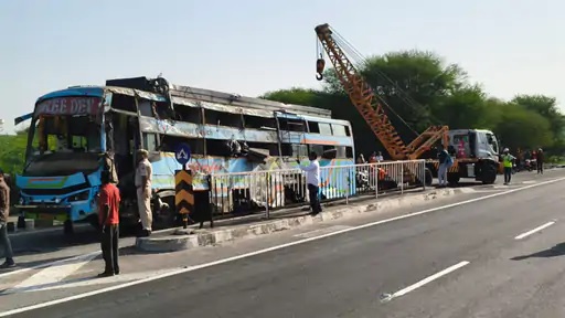 तेज रफ्तार स्लीपर बस पलटी, तीन यात्रियों की मौत, 17 घायल