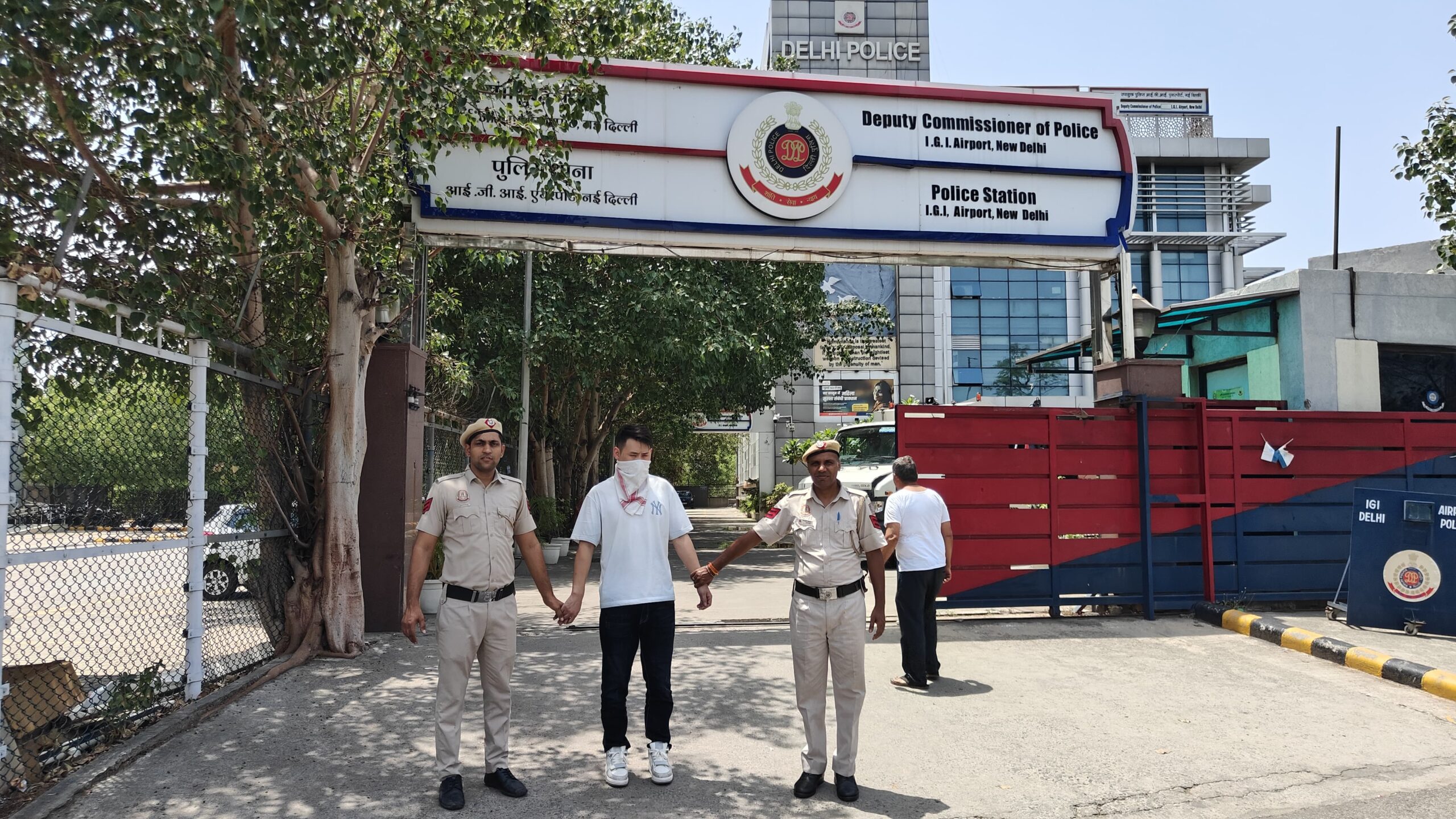 एयर इंडिया की उड़ान में चोरी करने वाला चीनी नागरिक गिरफ्तार, तीन साथी हिरासत में