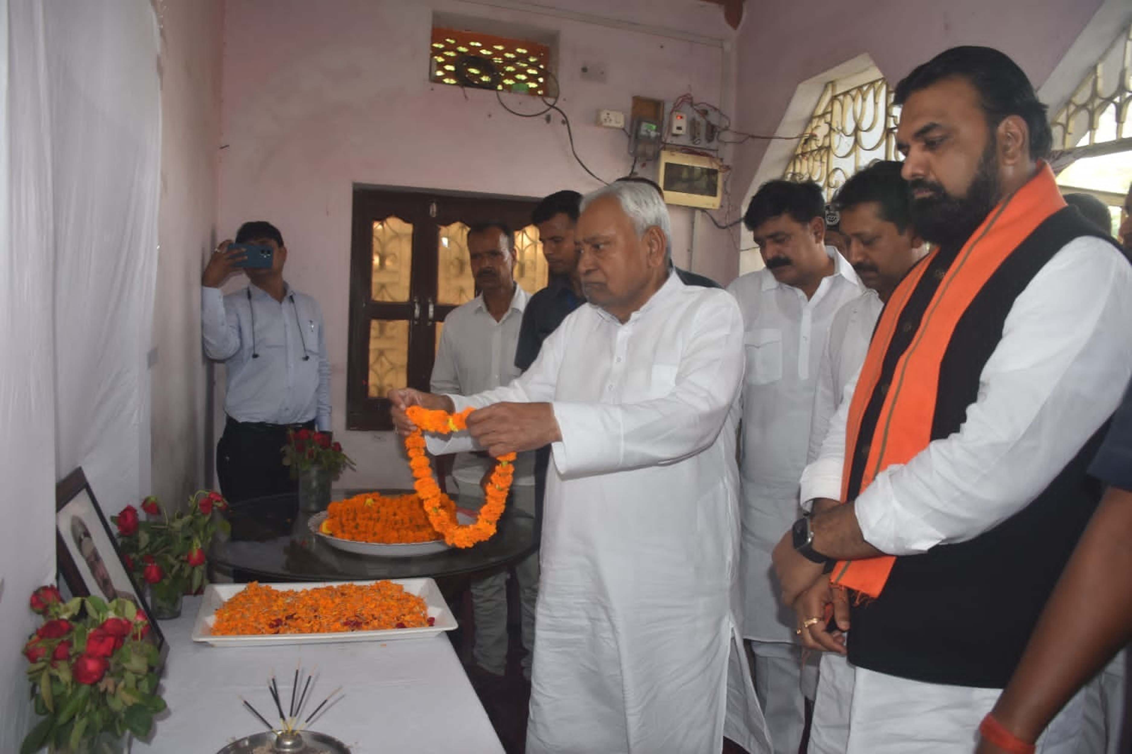 मुख्यमंत्री नीतीश कुमार ने जम्मू जिले में ड्यूटी के दौरान शहीद हुए बीएसएफ के सब इंस्पेक्टर मोहम्मद इम्तियाज के परिजनों से मुलाकात की और उन्हें सांत्वना दी। मुख्यमंत्री नीतीश कुमार ने जम्मू जिले में ड्यूटी के दौरान शहीद हुए बीएसएफ के सब इंस्पेक्टर मोहम्मद इम्तियाज के परिजनों से मुलाकात की और उन्हें सांत्वना दी।