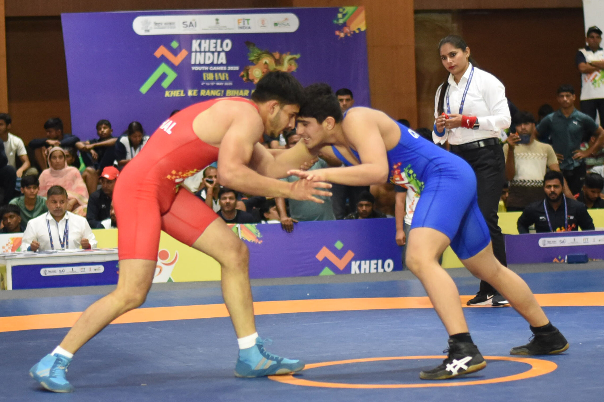 पुरुष कुश्ती स्पर्धा में हिमाचल प्रदेश के अंकुश कुमार और चंडीगढ़ के सुशांत दाश खेलो इंडिया यूथ गेम्स में प्रदर्शन करते