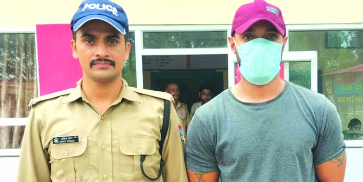 पुलिस गिरफ्त में आरोपित पुलिस गिरफ्त में आरोपित
