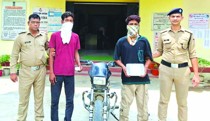 बाइक सहित दो स्नैचर गिरफ्तार, तमंचा, चाकू व दो चैन बरामद