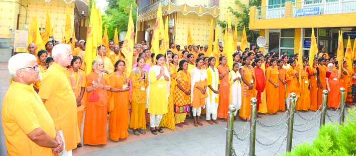 शांतिकुंज में रैली निकालने से पूर्व जुटे कार्यकर्ता शांतिकुंज में रैली निकालने से पूर्व जुटे कार्यकर्ता