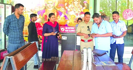 निरीक्षण के दौरान एआरटीओ की टीम निरीक्षण के दौरान एआरटीओ की टीम