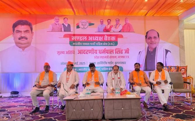 बैठक करते धर्मपाल