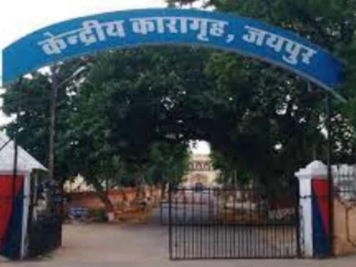 जेल में चल रहे एसटीडी बूथ से फोन कर जेल में बंद कैदियों ने बनाया अय्याशी का प्लान
