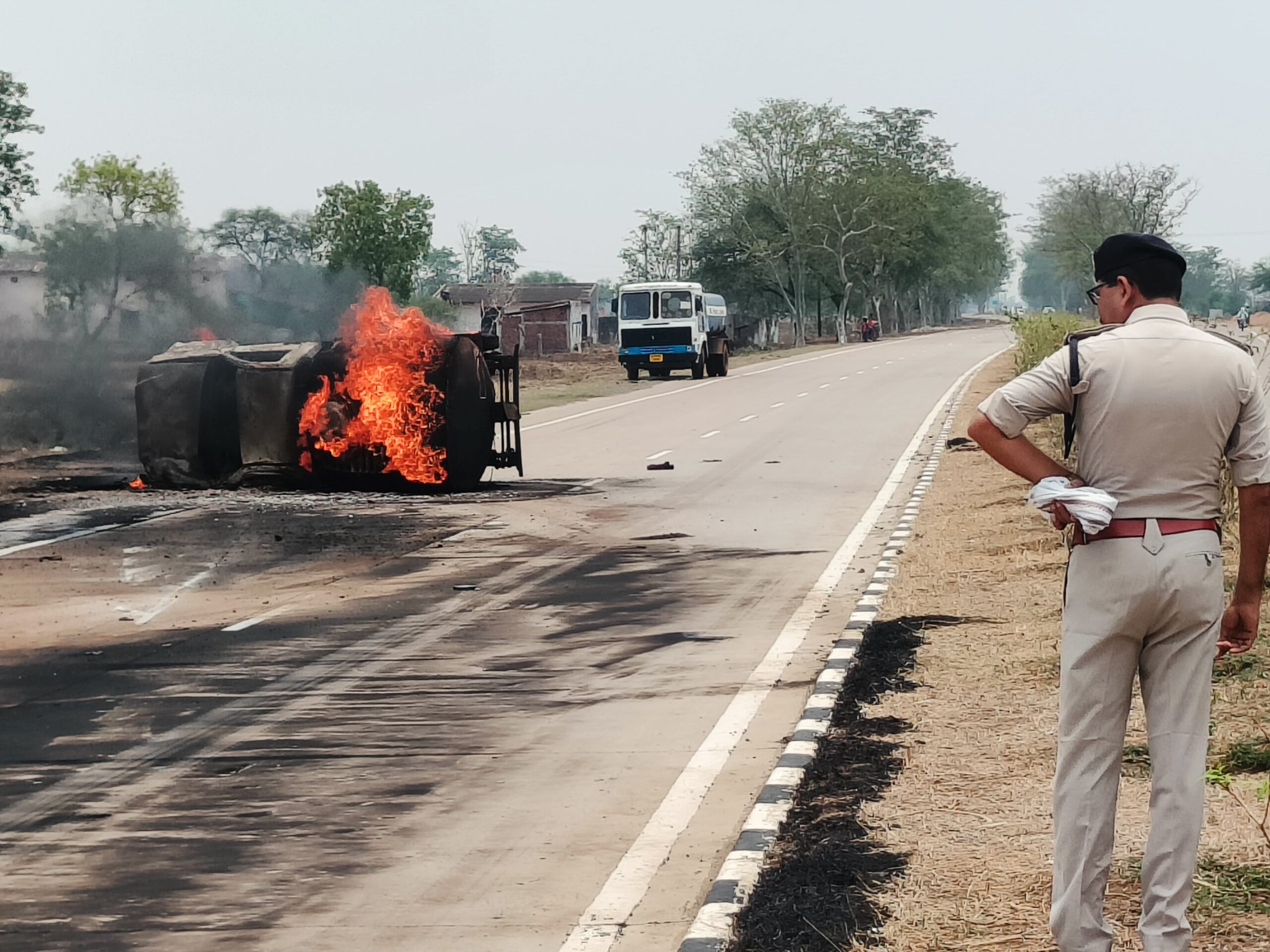 टैंकर पलटने से लगी आग, चालक व क्लीनर झुलसे