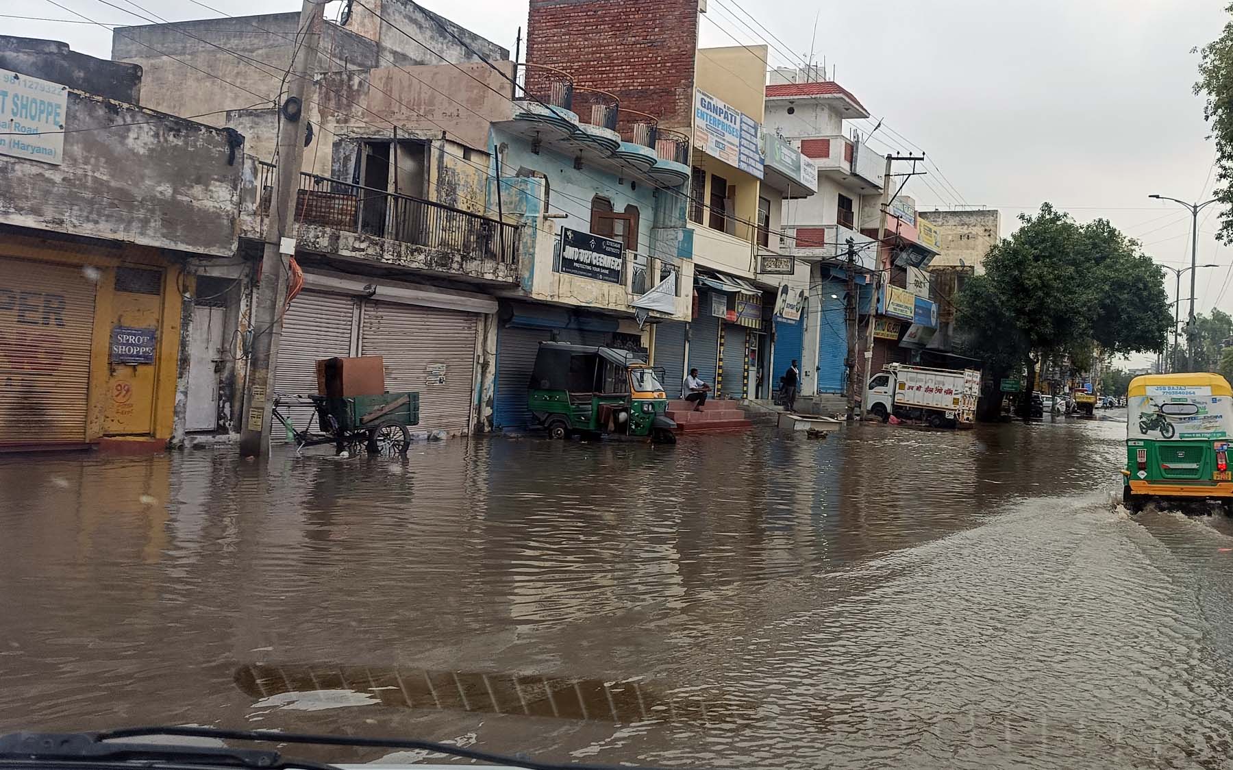 गुरुग्राम में एनके फैक्ट्री के पास सडक़ पर भरा बरसाती पानी।