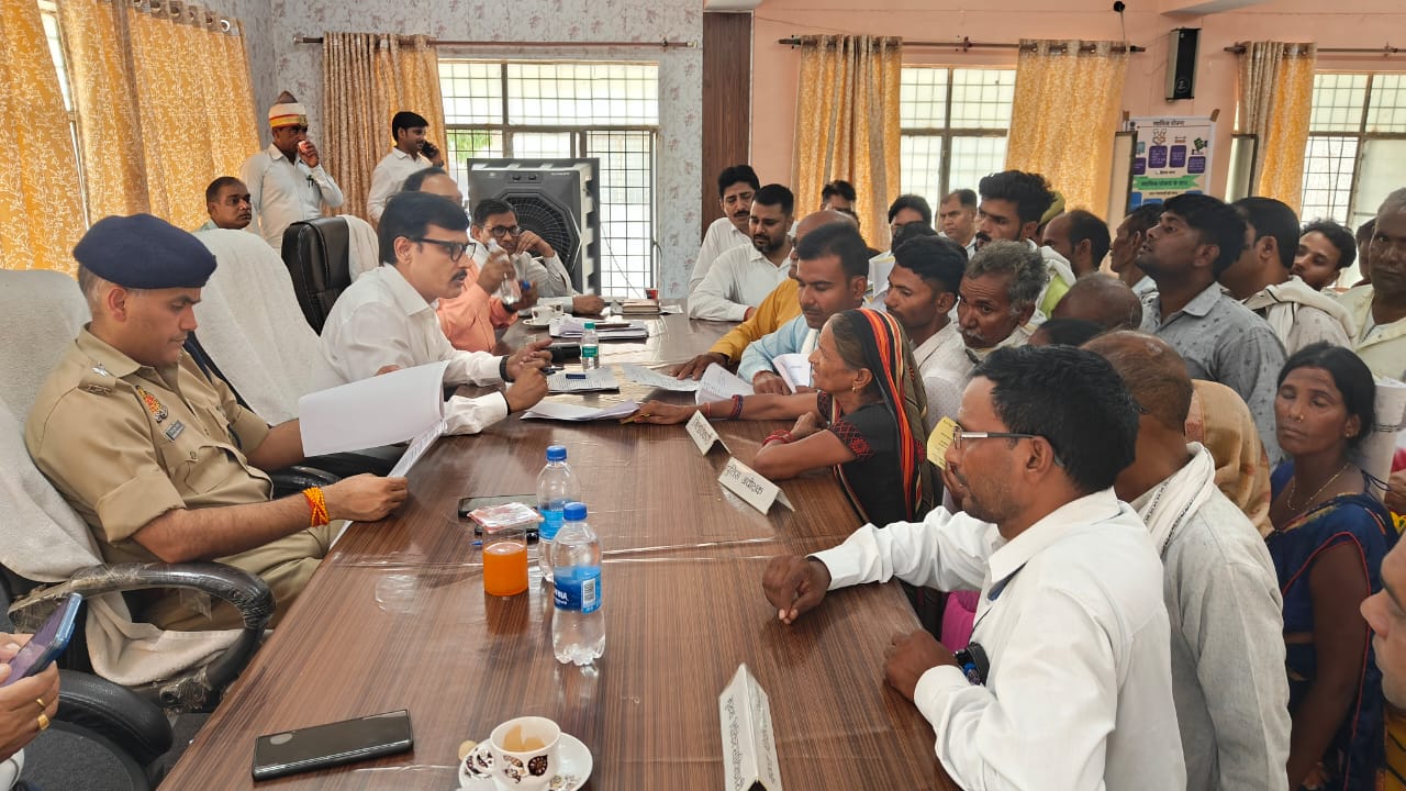 जिलाधिकारी व पुलिस अधीक्षक ने सुनी लोगों की समस्याएं
