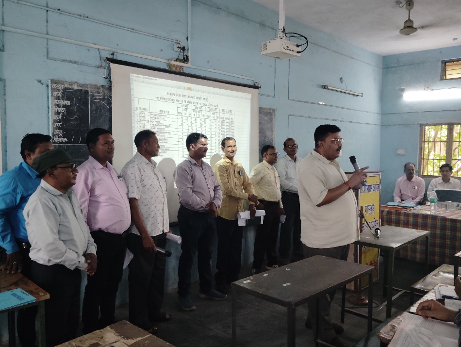 शत-प्रतिशत परिणाम लाने वाले स्कूलों के प्राचार्यों का उत्साहवर्धन करते संयुक्त संचालक राकेश पांडेय। शत-प्रतिशत परिणाम लाने वाले स्कूलों के प्राचार्यों का उत्साहवर्धन करते संयुक्त संचालक राकेश पांडेय।