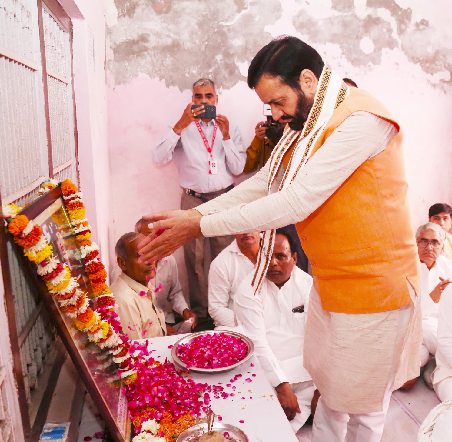 मुख्यमंत्री ने शहीद दिनेश शर्मा को दी श्रद्धांजलि,पार्क बनाने और स्कूल अपग्रेड की घोषणा