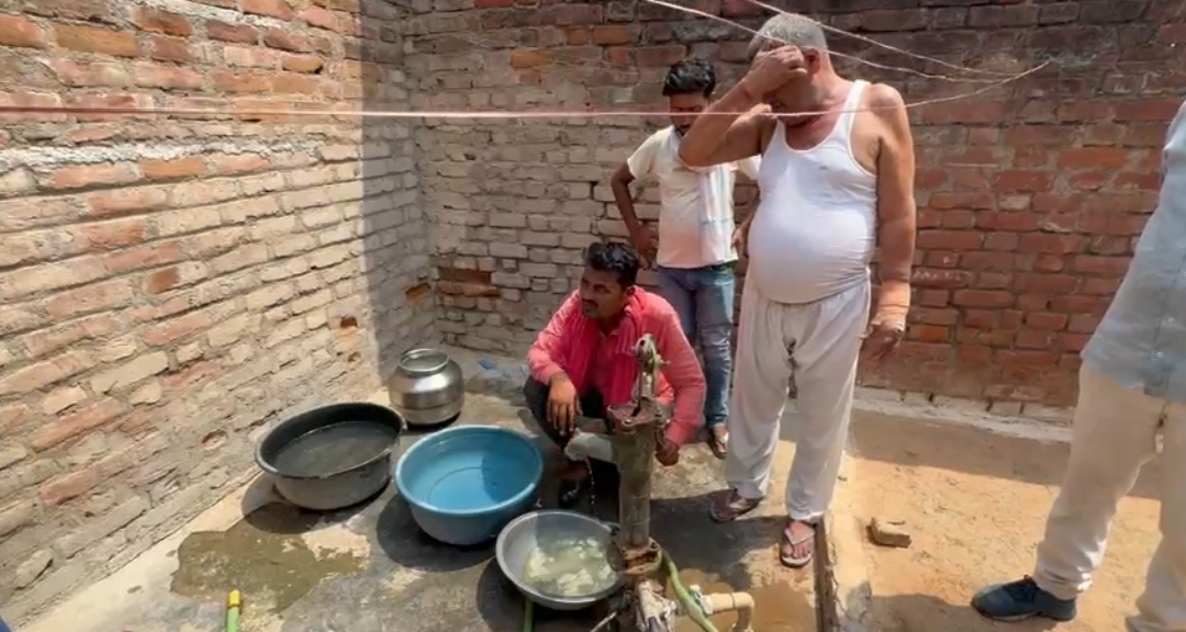जालौन के एक गांव में नलों से पानी की जगह निकलने लगा पेट्रोल
