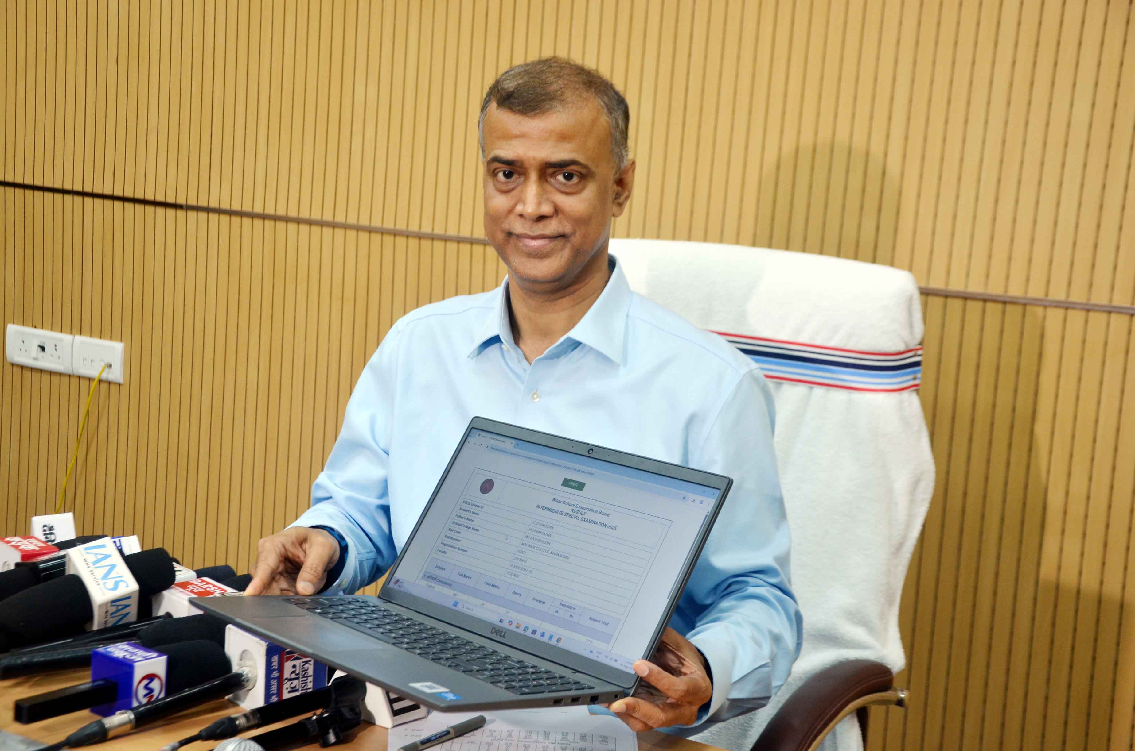 बिहार विद्यालय परीक्षा समिति के अध्यक्ष आनंद किशोर 10वीं और 12वीं के कंपार्टमेंटल का रिजल्ट जारी करते बिहार विद्यालय परीक्षा समिति के अध्यक्ष आनंद किशोर 10वीं और 12वीं के कंपार्टमेंटल का रिजल्ट जारी करते