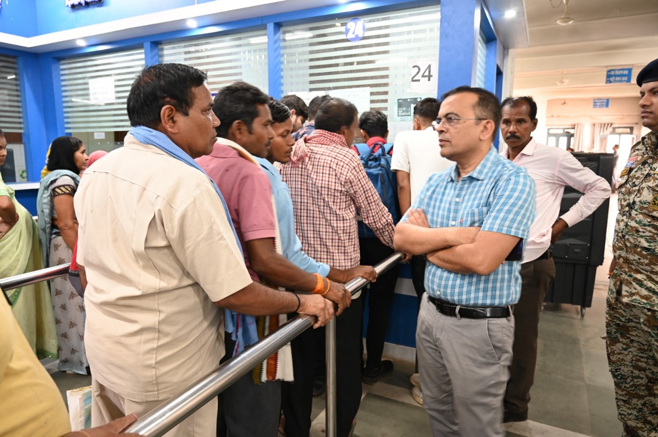 कलेक्टर जन्मेजय महोबे ने किया जिला चिकित्सालय का औचक निरीक्षण