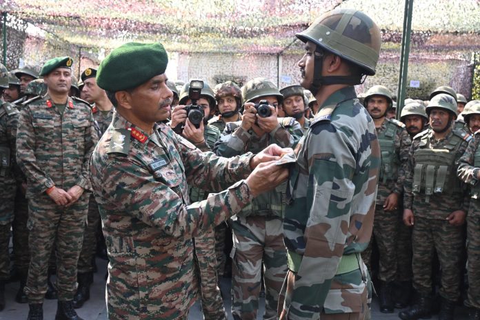 पश्चिमी कमान के सेना कमांडर का जम्मू और सांबा में दौरा, सैनिकों की वीरता को सराहा