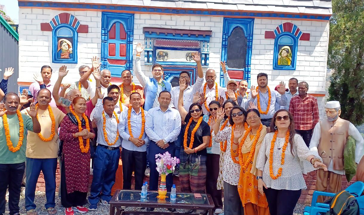 भीमताल से आदि कैलाश यात्रा के लिये तीर्थयात्रियों को रवाना करते केएमवीएन के प्रबंध निदेशक विनीत तोमर।