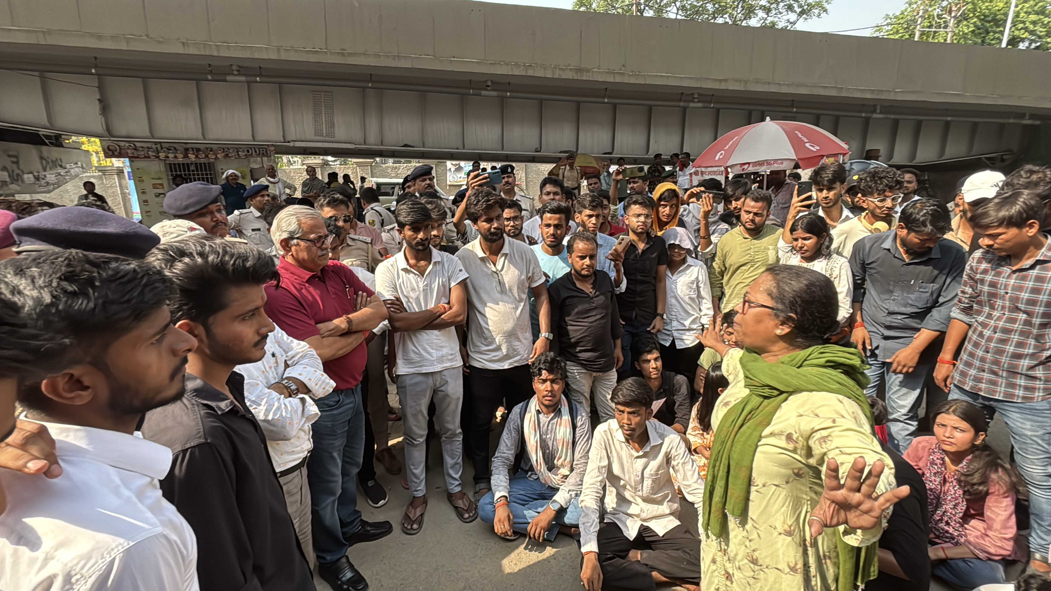 बिहार नेशनल कॉलेज के छात्रों के दो गुटों के बीच हुई झड़प  में घायल एक छात्र की मौत के विरोध में पटना विश्वविद्यालय के छात्रों ने आज सड़क जाम कर दिया।