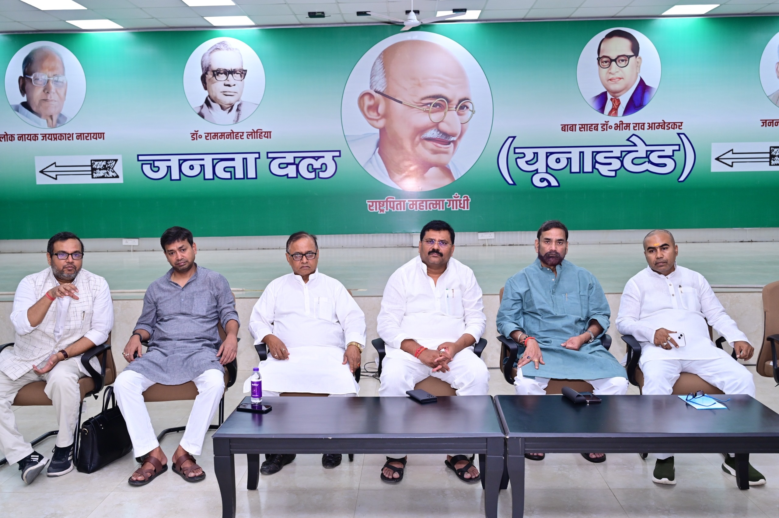 जनता दल (यू) कार्यालय में सोशल मीडिया और आईटी की भूमिका को लेकर पार्टी के सभी प्रकोष्ठों के अध्यक्षों की बैठक सम्बोधित करते उमेश कुशवाहा जनता दल (यू) कार्यालय में सोशल मीडिया और आईटी की भूमिका को लेकर पार्टी के सभी प्रकोष्ठों के अध्यक्षों की बैठक सम्बोधित करते उमेश कुशवाहा