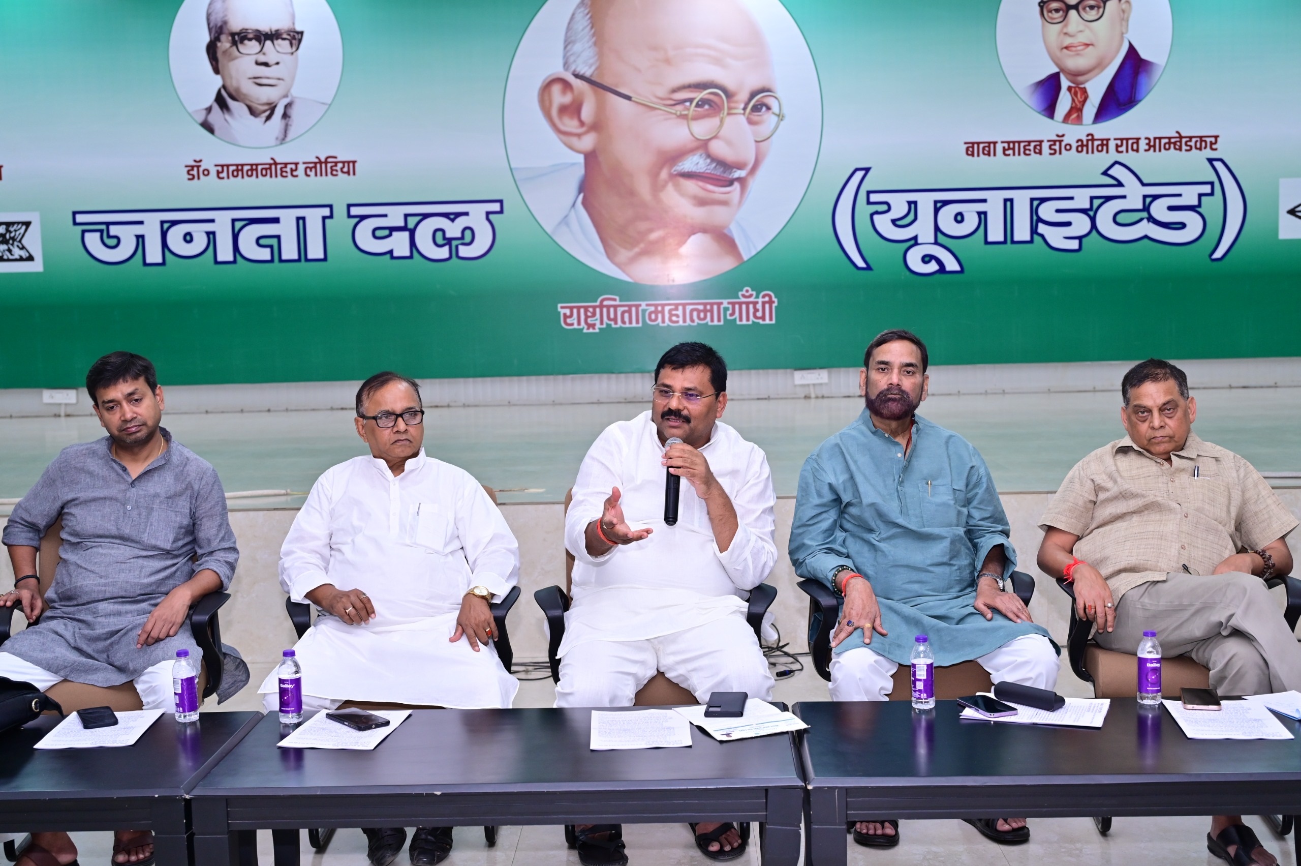 जदयू कार्यालय में बैठक काे सम्बोधित करते प्रदेश अध्यक्ष उमेश कुशवाहा