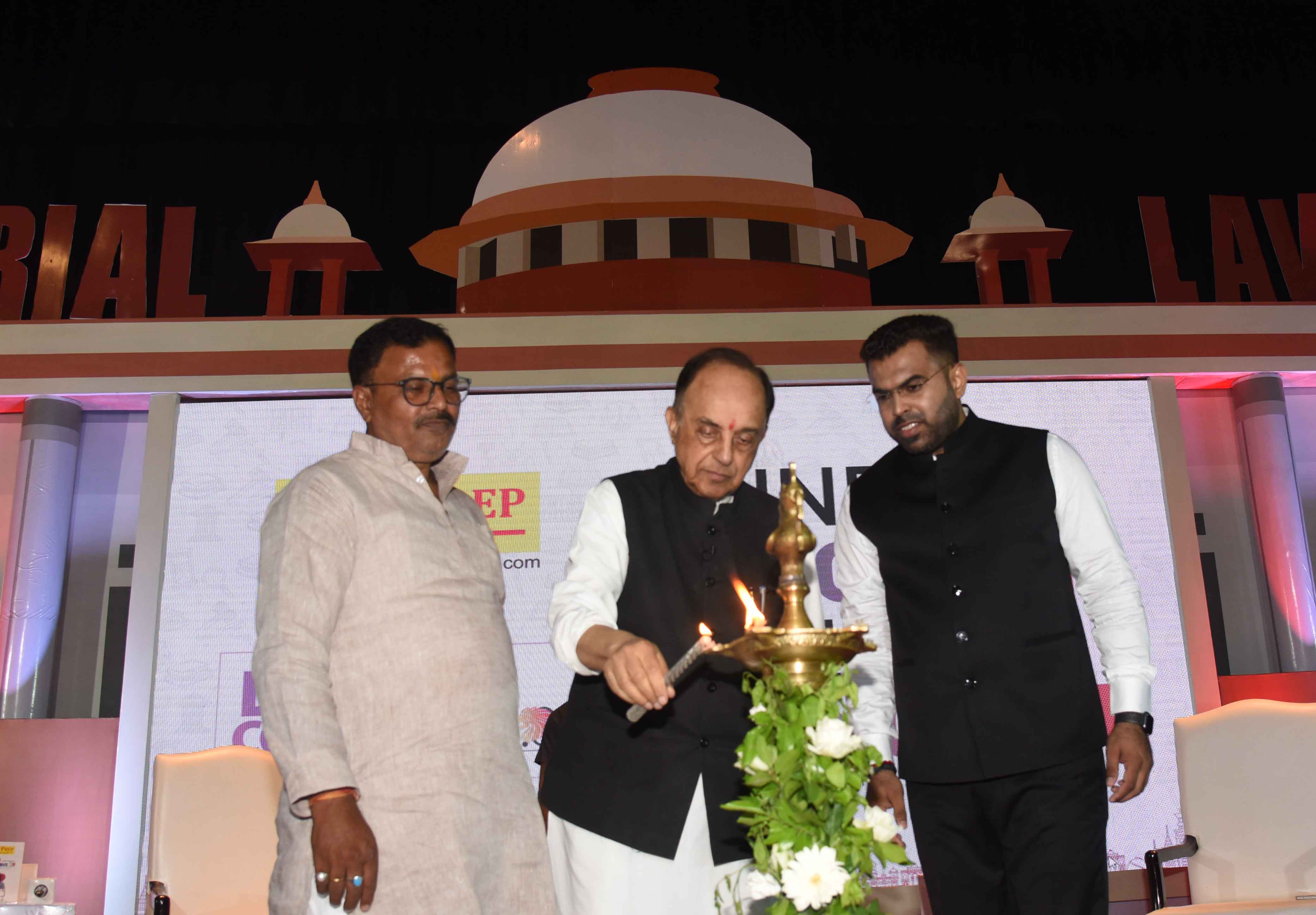 ज्ञान भवन में लॉ कॉन्क्लेव के दौरान पूर्व केंद्रीय मंत्री सुब्रमण्यम स्वामी। ज्ञान भवन में लॉ कॉन्क्लेव के दौरान पूर्व केंद्रीय मंत्री सुब्रमण्यम स्वामी।