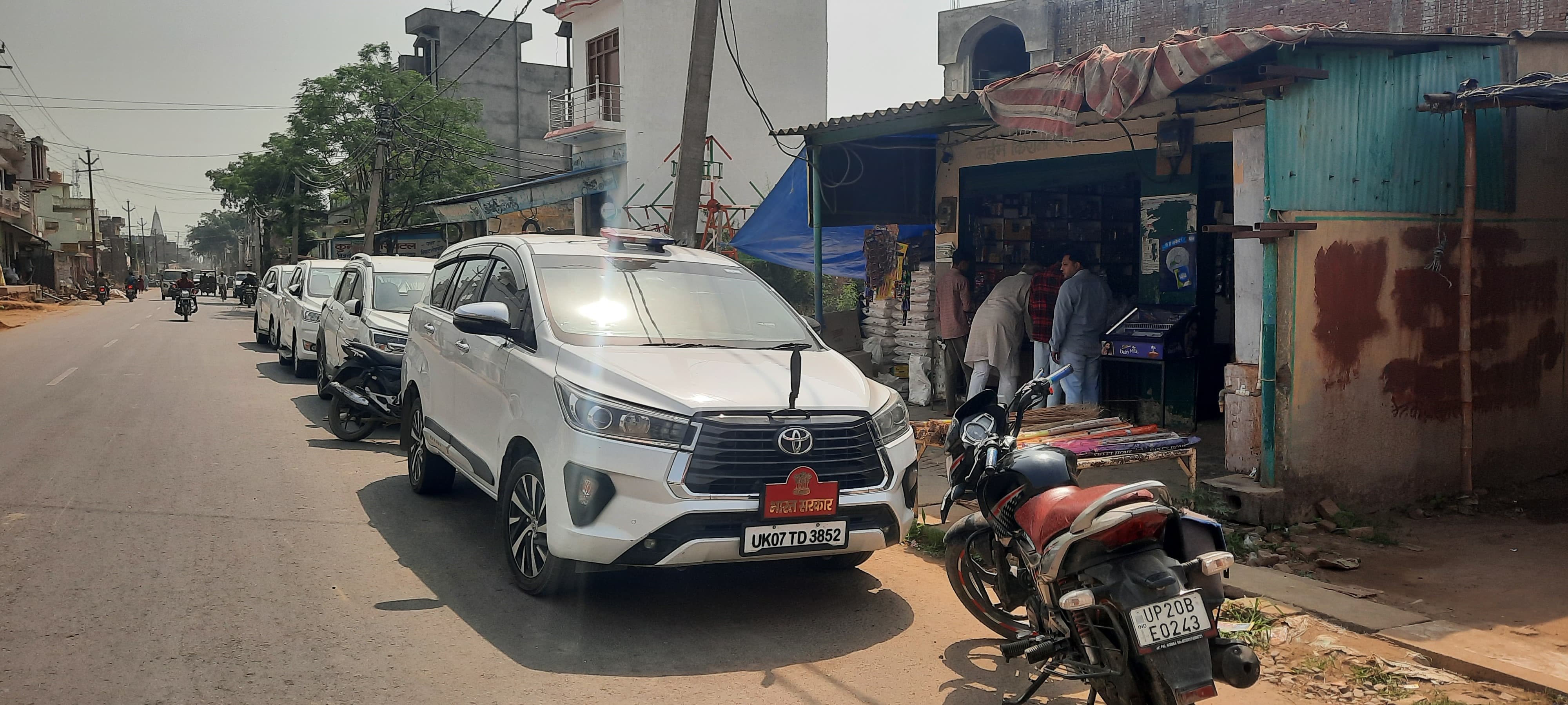 भाजपा नेता के घर के बाहर खड़ी टीम की गाड़ी