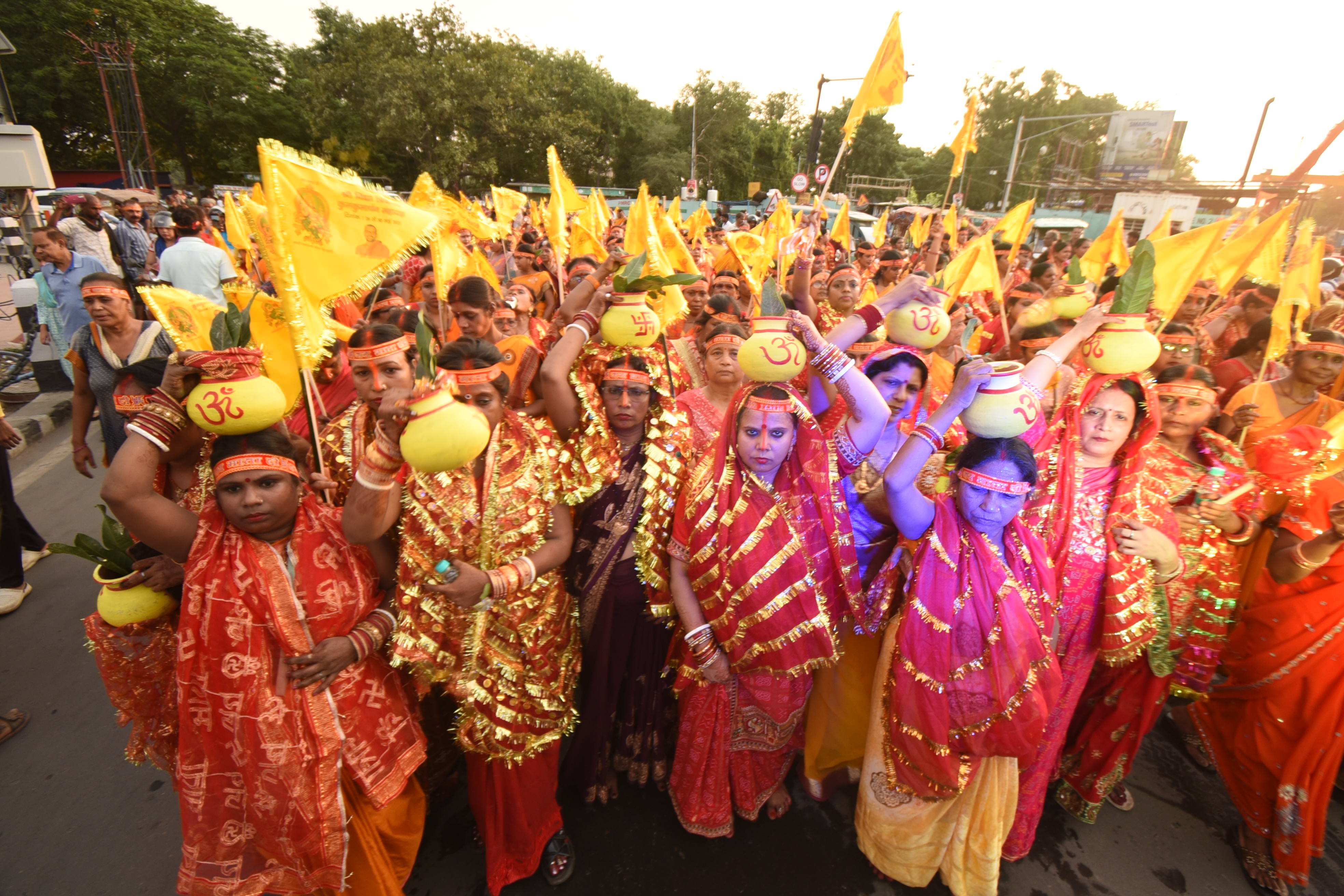 अग्रसेन भवन में होने वाली श्री विद्या त्रिकोटी कमकुमार्चन महायगा के पूर्व सन्धा पर कलश यात्रा में शामिल श्रद्धालु अग्रसेन भवन में होने वाली श्री विद्या त्रिकोटी कमकुमार्चन महायगा के पूर्व सन्धा पर कलश यात्रा में शामिल श्रद्धालु