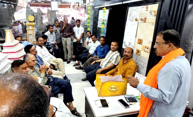 कानपुर में व्यापारी बंधुओं की बैठक को संबोधित करते भाजपा क्षेत्रीय अध्यक्ष प्रकाश पाल का छायाचित्र