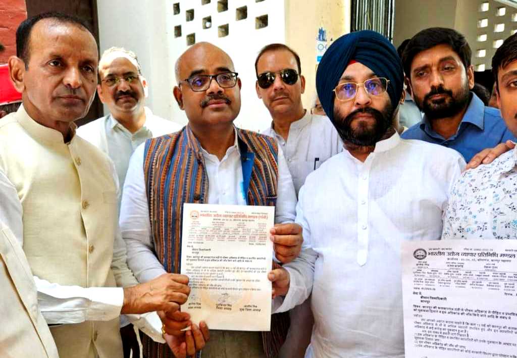 कानपुर में कलक्टरगंज मंडी में भीषण अग्निकांड से पीड़ित व्यापारियों के साथ व्यापार मंडल के पदाधिकारी जिलाधिकारी से मुलाक़ात की व ज्ञापन सौंपा का छायाचित्र