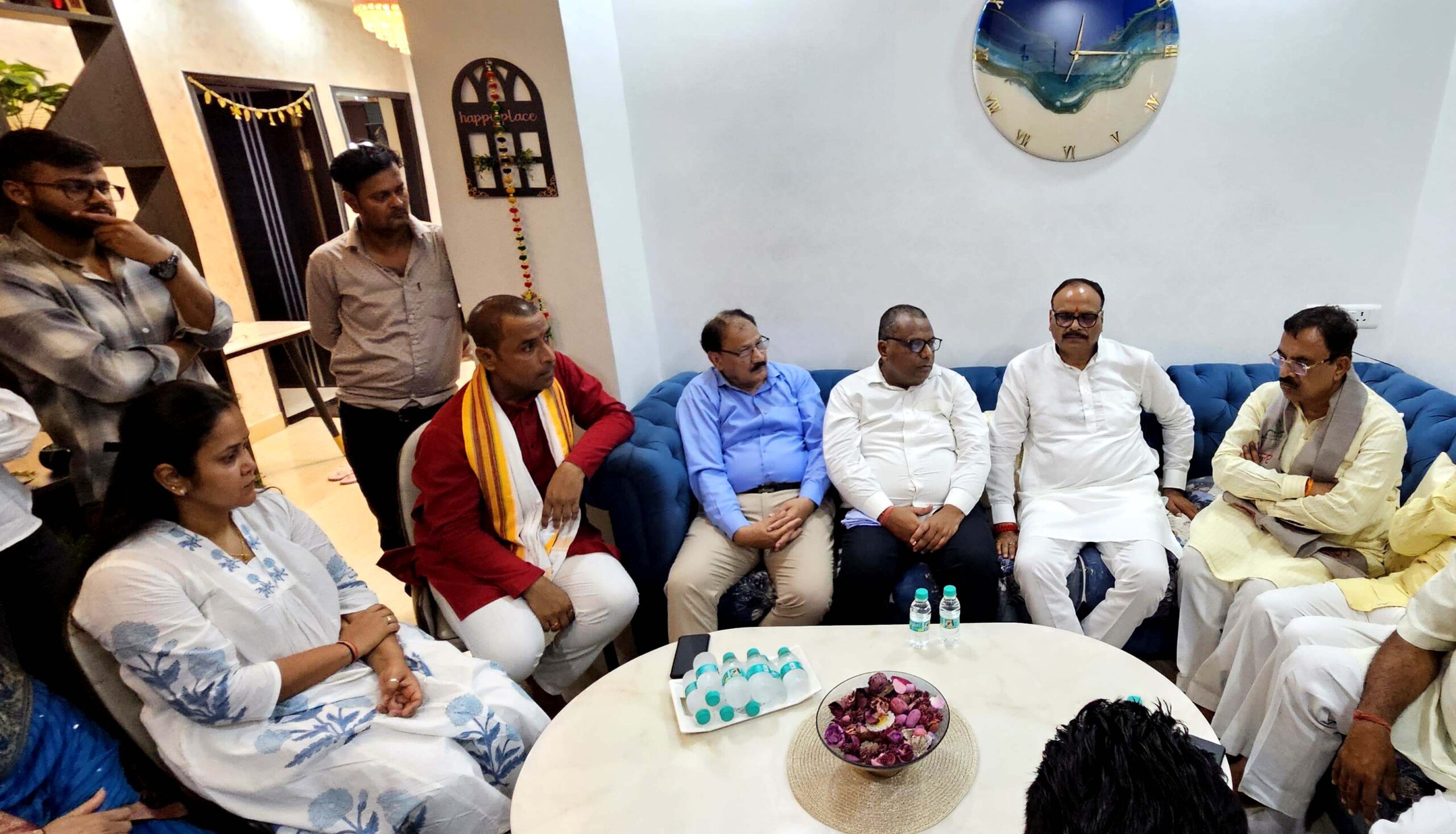 कानपुर में स्व.शुभम द्विवेदी के परिजनों से उनके आवास पर पहुंच अपनी संवेदनाएं व्यक्त करते उप मुख्यमंत्री ब्रजेश पाठक साथ में क्षेत्रीय अध्यक्ष प्रकाश पाल का छायाचित्र