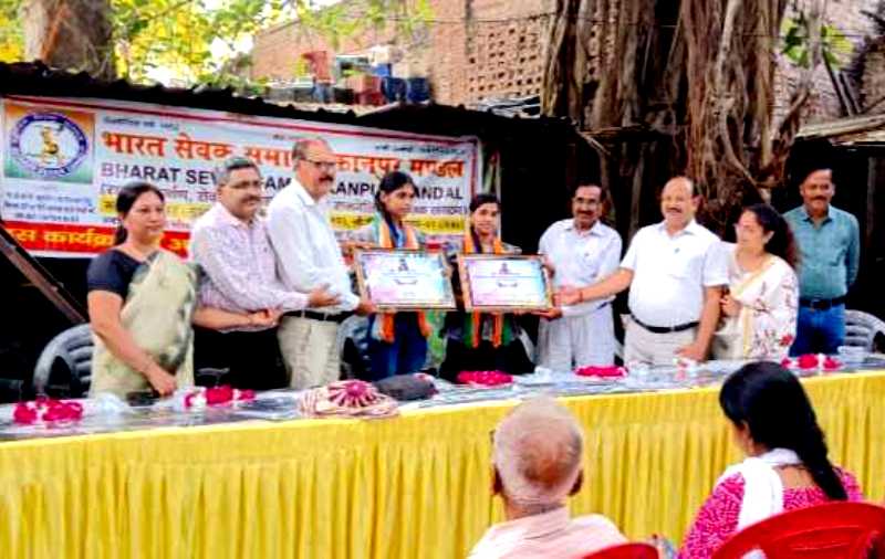 कानपुर में भारत सेवक समाज कानपुर मंडल द्वारा चिंतन गोष्ठी एवं प्रतिभा सम्मान कार्यक्रम का किया गया आयोजन का छायाचित्र