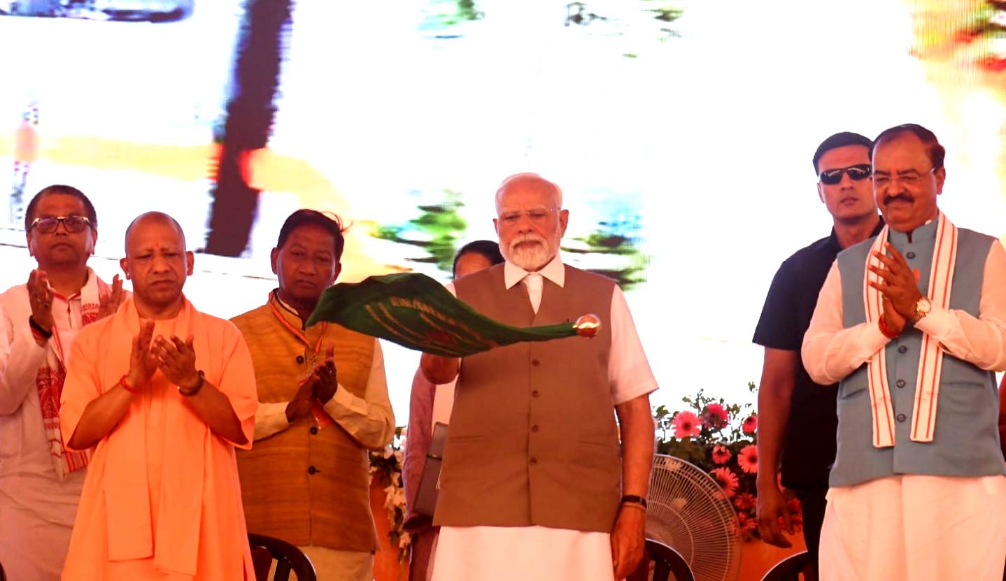 कानपुर में प्रधानमंत्री ने पांच नए भूमिगत मेट्रो स्टेशनों का हरी झंडी दिखाकर किया ट्रेन को किया रवाना