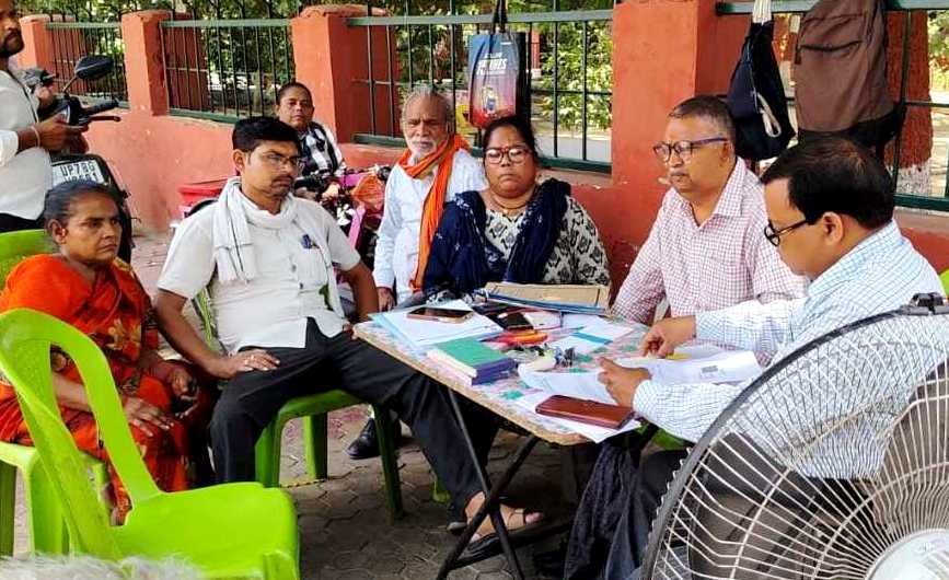 कानपुर में दिव्यांग महागठबंधन की बैठक करते महासचिव वीरेन्द्र कुमार का छायाचित्र